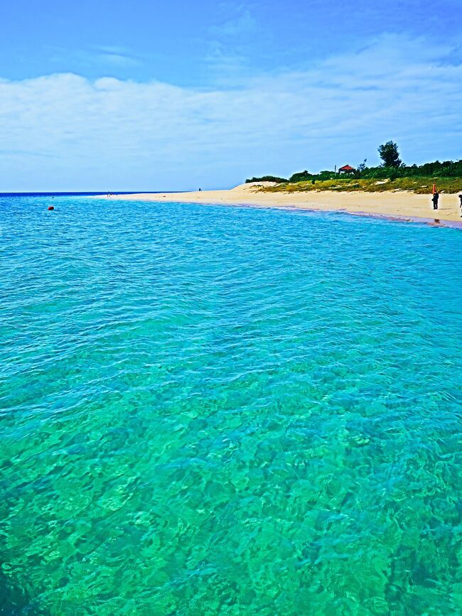 宮古島では「マイパマビーチ」とも呼ばれ親しまれている与那覇前浜ビーチ。<br /><br />延々と7kmも続く真っ白い砂浜は東洋一といわれ、きめ細やかな白砂と透き通ったコバルトブルーに輝く海とのコントラストは目を見張る美しさ。<br /><br />さまざまなマリンスポーツが楽しめる与那覇前浜ビーチは、トライアスロン宮古島大会のスタート地点にもなっているそうだ。<br /><br />お気に入り