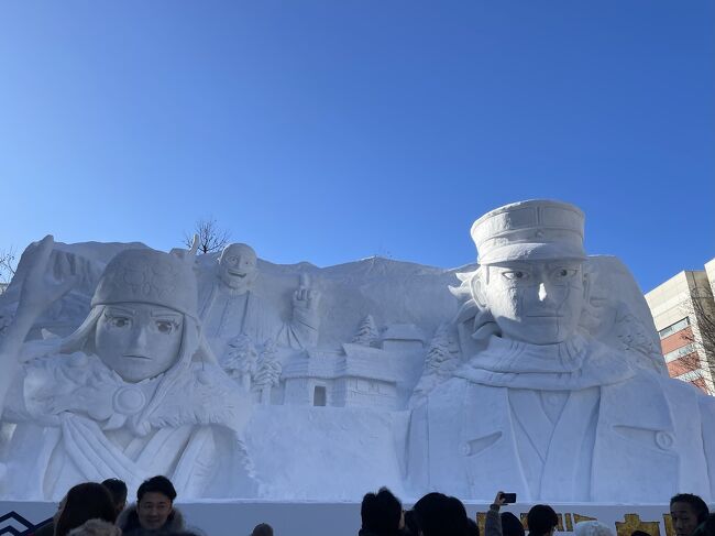 毎年、さっぽろ雪まつりの開催に触れるニュースが流れるたびに思い出すのが、むかし外国人の友人に<br /><br />「さっぽろ雪祭り行ったことある？」と聞かれたこと。<br />「遠いから行ったことないよ」と答えると「飛行機乗ったらすぐだから日本人として行かないとダメだよ～絶対行った方がいいよ～」と。<br /><br />なんとなく、その会話が心に残っていて、はるか遠い外国から来た彼らには本州から北海道の距離なんて〝遠いに値しない〟という感覚も分かるし、日本人が日本のことを知らないのはよくないねーなどと話しているうち、ちょっと行ってみるか!!　と娘たちも誘って急遽 計画してみることに。<br /><br />この時点で雪まつりの1週間前。<br /><br />飛行機のチケットは充分ある！<br />だけど雪祭り初日のこの日は、札幌市内のホテルはほぼ満室。たまに空いているビジネスホテルも通常の倍以上の金額になっている!!<br /><br />なんだかなぁ…と思い、範囲を広げて調べていたところ、小樽に通常料金と同等の金額で空室がある旅館を見つけ、夜間の雪まつりは（ライトアップした雪像を見るのは）諦めて、小樽で温泉を楽しむことに決定。<br /><br />結果大正解。<br />札幌だけの滞在にして、雪祭りオンリーの旅だと退屈してたかもしれません。<br /><br />今回は冬の北海道、屋外イベントである「雪祭り」に行くということで、服装や装備にもかなり気を遣いました。<br /><br />必需品は、ダウンコートと極暖ヒートテックの上下。洋服はいつも通りで大丈夫として、簡単に着脱できて体温調節ができる、手袋・マフラー・帽子などの防寒グッズは必須！！<br /><br />その他、準備してよかったものは、スノーブーツとアイゼン。←これがあると確実にQOL向上します!!<br /><br />※スノーブーツをわざわざ買いたくなかった娘は雨用の長靴に、分厚めの靴下＋足用カイロで対策していましたが充分大丈夫だったようです。<br /><br />あとは、人によっては、だけど、雪道をスーツケースを転がすのが大変だから荷物が少ない人はリュックサックの方がいいかもしれないです。