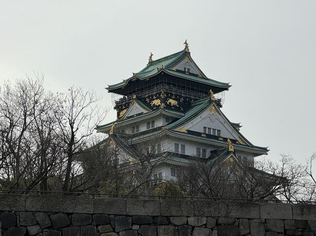 今回は大阪の超定番観光スポットの大阪城と、世界遺産登録された仁徳天皇陵を紹介します。<br />最初は、行き当たりばったりで訪れた大阪城。<br />情報収集無しで訪れましたが、幸いになことに大阪城を散歩していた方の案内で、大阪城の石垣について学ばせていただきました。<br />後半は世界遺産の仁徳天皇陵古墳。<br />敷地の中に入ることは出来ませんが、教科書で見たあの場所が見たくて足を運びました。<br />その様子をご覧ください。<br />※大阪グルメ情報は、次回の旅行記で紹介します。