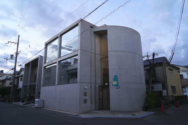 寝屋川市にある「ムーミン歯科」は、安藤忠雄さんの設計により建てられた建物で、平成元年（１９８９年）に竣工した当初は「矢尾クリニック」と名付けられていました。<br /><br />「歯科」と「クリニック」では診療科目に違いがありますが、現在の「ムーミン歯科」の理事長さんも「矢尾」姓なので、親族関係にあたるのではないかと思われます。<br /><br />撮影に際し、一応女性スタッフの方に許可を得ていましたが、たまたま通りかかった院長先生と思われる方にあらためて撮影許可をお願いすると、「どこからでも自由に写してもらって良いですよ」と、快く承諾してくださったので、心置きなく撮影させていただきました。