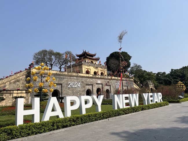クリスマスも年末年始もない中国ですが春節でやっと長期休暇となります。<br />この春節の時期、毎年大きく変わります。<br />昨年は1/22開始(旧正月の元旦)、今年は2/10へと。<br />日本人からすると訳わからない仕組みですが、誕生日も旧暦だとこのように毎年変わるのが当たり前の中国。<br />23年春節はコロナ明けのなか、前半成都、後半四安を訪問。<br />四安で春節の中国人観光地訪問の凄まじさを経験。<br /><br />さて、今年ですが2/10が元旦と分かっているもの、会社はいつから休みになるのか全く不明。(お客次第だと)<br />そこで2/10発でスケジュールを組むことに。<br />まず中国国内観光地は回避、あとは日本へ戻るか、他の海外へ飛ぶか?<br />日本はやはり通常期の倍くらいする、バンコク便も同様。<br />さらに春節後半になるほど料金は高くなっていくことが分かった。<br /><br />色々探してお値打ちフライトでヒットしたのがハノイ。<br />でもベトナムも中国と同様に旧正月を採用していることに出発直前に気付く。<br />その時点で宿泊先を変更すれば良かったのにが、今回の旅行の反省点、、、。<br />それ以外にも準備不足が色々と露呈してしまった旅でした、、、。<br /><br />■旅程<br />2/10 CZ2806 08:10-10:10 重慶→広州<br />2/10 CZ8315 13:45-14:45 広州→ハノイ<br /><br />2/11 南北統一鉄道 ハノイ⇔ニンビン<br /><br />2/13 CZ8316 15:45-18:40 ハノイ→広州<br />2/13 CZ2826 21:45-00:05 広州→重慶<br /><br />フライト費用1621元(約32,000円)