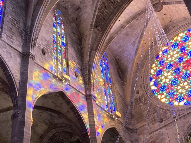 パルマ・デ・マヨルカの大聖堂は壮大なゴシック建築で、思ったより海そばでパルマ湾を見下ろしています。ここでの私のお目当てはガウディさん製作の天蓋だったのですが、バラ窓を通して内壁に映る光の色が想像以上に鮮やかで驚かされました。
