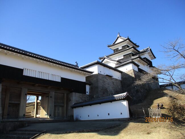 日本100名城の一つ、福島県白河市の白河小峰城に行ってきました。<br />木造で復元された三重櫓や門なども見どころですが、なんと言っても要塞を思わせる石垣と現在は公園となっていますが、昔の城内の大きさにも感動しました。<br />さすが、白河の関として有名な拠点にあるお城でした。