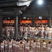 西大寺会陽（はだか祭り）から吹屋ふるさと村へ（一日目）～境内に集結したふんどし姿の男たちが宝木を奪い合う熱いお祭り。日本三大奇祭の一つです～