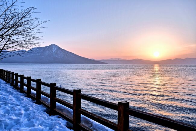今回の旅のきっかけはJALの特別セールから始まりました。北海道は四季折々、美しい風景を見せてくれますが、冬は寒いのが苦手で行ったことがありませんでした。でもある時、海辺に宝石のようなジュエリーアイスが打ち上げられ、朝日に輝く光景を見て思わず心を掴まれました。それからずっと厳寒期のジュエリーアイスが見たいと思ってきたのでした。<br /><br />昨年11月に、4トラメンバーのcheriko330さんから冬の北海道に格安で行けるJALのセールがあることを教えてもらい、セール初日の真夜中に挑戦！そして無事、伊丹ー新千歳往復のチケットを入手(^^)♪ cherikoさんも同様に入手し二人で冬の北海道に行くことに...。その後にあまいみかんさんもその旅に合流することになり3人で冬旅を楽しむことになりました。<br /><br />３泊4日の旅プランは、まず3日目の早朝ジュエリーアイスを見に行くことを決め、3つの雪と氷のイベントも楽しめるように旅スケジュールを決定！<br />　1日日　新千歳ー支笏湖へ移動　夜に①『支笏湖氷濤まつり』<br />　2日目　南千歳ー帯広へ移動　夜に②『彩凛華』、早朝にジュエリーアイスツアー<br />　3日目　帯広ー札幌へ移動　夜に③『小樽あかりの路』<br />　4日目　白い恋人パーク＆札幌国際美術祭 ...etc. 夕方空路で帰阪　<br /><br />初日は、お昼過ぎに新千歳に到着後、JR千歳に移動し、駅前から支笏湖にあるお宿の送迎バスで支笏湖に向かいました。ところが、途中で合流したcherikoさんから『支笏湖氷濤まつり』について悲しいお知らせがあったのでした...。