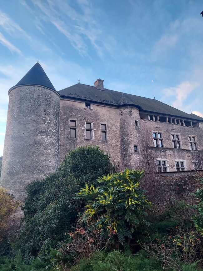 Moûtiers を出てリヨンに行く前にリヨンの北にある小さな街のお城に泊まりました。<br /><br /><br /><br />