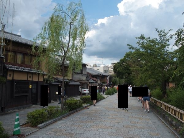 京都らしい雰囲気がよく残っている祇園。一口に祇園といってもそのエリアは広いですが、中でも特に昔の風情を残しているのが祇園白川、もしくは祇園新橋と呼ばれるエリアです。<br />四条通から少し北側へと入ったところで、そこまでエリアは広くはないものの、風情のある建物、通り、そして白川の流れがあり、コンパクトにまとまっているところです。<br />四条通から近いこともあり、行きやすい場所なのですが、そのぶん、外国人観光客で溢れていて混雑していました。それも仕方ありませんが、そんななか、ここを散策してみました。