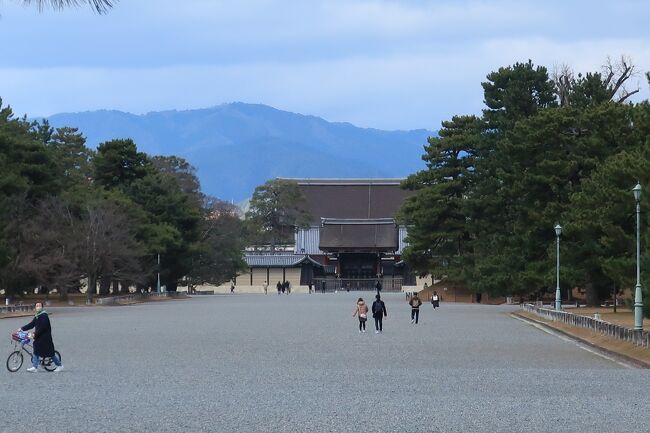 　前日は宇治、八幡市、淀と歩いたが、この日は梅小路公園、堀川通、京都御苑界隈を歩き通した。都心の快適な散策だ。さらに京都はそこここに歴史があり、深い。