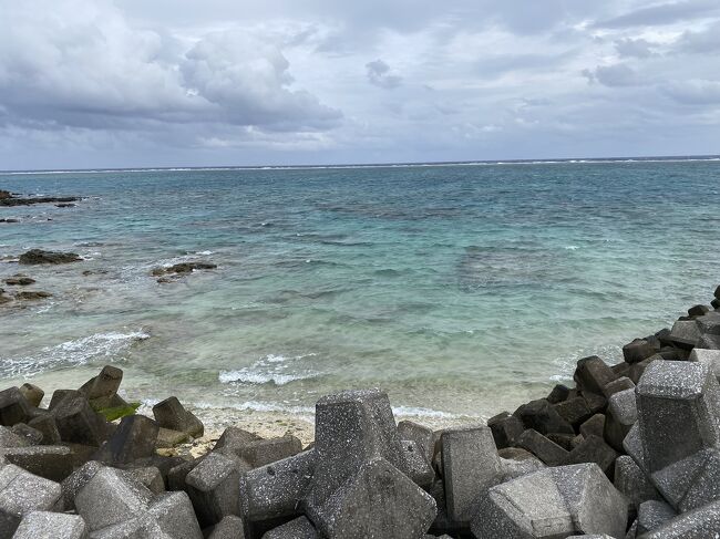 鹿児島観光からフェリーで20時間かけて与論島へ。与論島から沖縄に向かうゆっくり旅です。<br />フェリーは少し遅れて無事与論島に入港、与論島上陸しました。<br /><br />【交通機関】<br />2/22 セントレア8:05→鹿児島09:35 ANA　\17,840／人<br />2/27 鹿児島18:00→与論島 マリックスライン(フェリー)　\15,300／人<br />3/1 与論島12:35→沖縄13:35 JAL 特典航空券 4,100マイル+\240／人<br />3/4 沖縄15:55→セントレア17:55 JAL 特典航空券 特典航空券 9,000マイル+\680／人<br /><br />鹿児島中央 9:56→指宿 10:47　JR九州たまてばこ \2,800／人<br /><br />【レンタカー】<br />鹿児島 2/22 10:30～2/23 16:30 \8,000 鹿児島レンタカー<br />沖縄 3/2 9:00～3/4 15:00 \6,000 AN-RAKUレンタカー<br /><br />【宿泊】<br />1拍目 フォーポイントバイシェラトン中部国際空港 \14,193<br />2泊目 霧島　あかまつ荘　\11,000<br />3～4泊目 フェアフィールド鹿児島たるみず(2泊) \39,543<br />5泊目 指宿　民宿千成荘 \10,340<br />6泊目 シェラトン鹿児島（朝食付き）\28,759<br />8～9泊目 与論島　民宿明星荘 \10,258(2泊)<br />10沖縄　アパホテル那覇松山 \8,639<br />11泊目 グランビューガーデン沖縄（朝食付き）\8,800<br />12泊目 ルネッサンス \32,340<br />※マリオット系は公式サイト、それ以外はアゴダで予約。1部屋2人