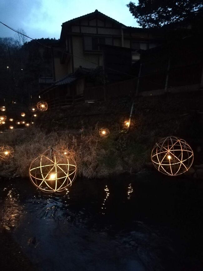 鉄輪からバスで移動し黒川温泉へ。<br />人気の入湯手形で温泉巡りし、湯明かりを楽しんで1泊しました。