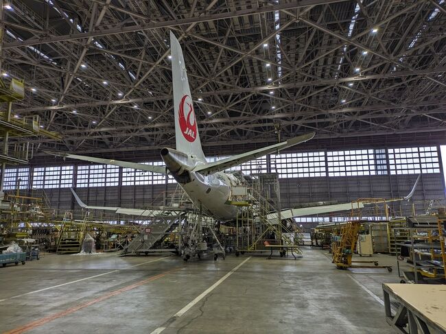 今回は、2024年2月23日（土）の天皇誕生日に開催された「JALカード航空教室 羽田」の「デジタル情報サイト「agora plus（アゴラプラス）」閲覧者限定」特別プログラムに、競争倍率160倍の中から当選した76名の1人として参加してきました。<br /><br />羽田の整備地区エリアにある「JALメインテナンスセンター1」のJALスカイミュージアムで開催されるJALカード会員限定向け「JALカード航空教室 羽田」は、航空機を間近で見られるチャンスということで、応募者多数の大人気特別企画です。<br /><br />今回の「JALカード航空教室 羽田」は、JALスカイミュージアム体験、格納庫見学、パイロットの講話などから構成された「agora plus（アゴラプラス）」特別プログラムでの開催です。