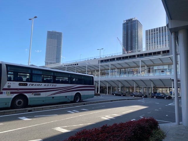 　いつもは、自家用車で中国地方を旅するのですが、今回は、高速バスとJRを利用して旅をする事としました。広島から島根県の浜田までは、高速バス(いさりび号)が通っているのでそれを利用。そこから先は、JR山陰本線を利用しました。<br />　高速バスは、手ごろな運賃で、割と早く着き、快適に旅行できるのでかなりお勧めという印象でした。山陰本線の普通列車の旅ですが、人がほとんど乗っておらず、貸し切り状態だったので、少々さみしい感じもありましたが、ある意味快適でした。また、過疎地を通るJR線に関して、少々考えさせられる時間でもありました。