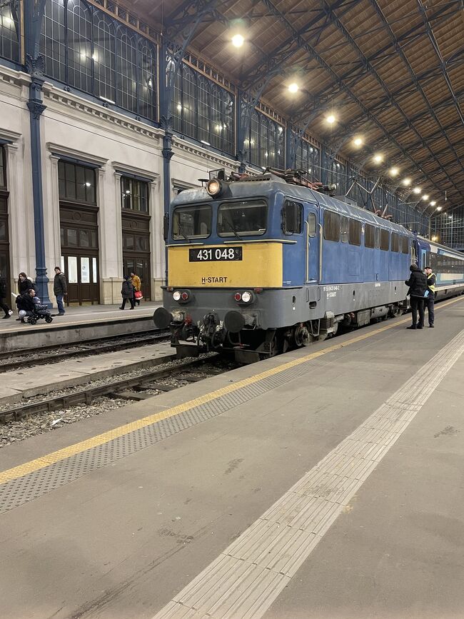 ブダペストからプラハへの移動は、普通に電車だと6時間位かかるらしく、それもしんどいなー、とか考えてたら夜行列車がある！と、<br />夜行列車だと13時間かかるらしいけど、のんびり寝てれば良くない？ホテル代も節約できて良くない？って事でユーロナイトに乗ってみたよ！