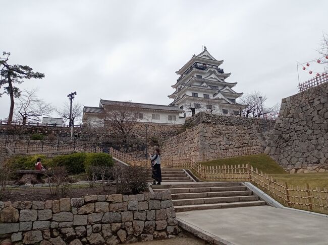 旅行後1年経ってからの旅行記です。あの3.11の1ヶ月前に旅行した広島県を12年ぶりに訪れました。季節は既に東京、そしてこの広島でも桜が開花している3月の半ば過ぎです。最大の目的地はしまなみ海道の島々を自転車で廻ることと、初めて搭乗する呉線沿いの竹原の街並みを歩くことです。その他、12年前に訪れましたが雨天だった鞆の浦や90年代以来超久しぶりに訪れる錦帯橋にも行きました。<br />4日間の旅行中、2日目、3日目のしまなみ海道や呉線沿線沿いを訪れた日は絶好の晴天日でした。晴天の下、しまなみ海道の愛媛県の入口までの各島々のサイクリングは最高でした。海も島もとてつもなくきれいな光景には感嘆します。また呉線沿いの瀬戸内海の美しさも絶品。竹原の街並みはまさに江戸時代にタイムスリップしたような景観に超感動です。その他、福山城、鞆の浦、錦帯橋なども素晴らしい景観、春の山陽道を満喫しました。<br /><br />-----------------------------------------------------------------------------<br />スケジュール<br /><br />★3月18日　新横浜駅－（JR東海道山陽新幹線）岡山駅－福山駅　<br />　　　　　　福山城観光－（路線バス）鞆の浦　鞆の浦観光－福山城観光<br />　　　　　　[福山泊]　<br />　3月19日　福山駅－（JR山陽本線）尾道駅－（レンタサイクル）<br />　　　　　　向島観光－因島観光－生口島観光－大三島島－（路線バス）<br />　　　　　　尾道駅　［尾道泊］<br />　3月20日　尾道観光　尾道駅－（JR山陽本線）三原駅－（JR呉線）<br />                 竹原駅  竹原観光－（JR呉線）呉駅　呉観光－（JR呉線）<br />                 広島駅　原爆ドーム観光　[広島泊]　<br />　3月21日 　広島駅－（JR山陽本線）岩国駅－（路線バス）錦帯橋　<br />　　　　　　錦帯橋観光－岩国駅－（JR山陽本線）新白鳥駅　広島城観光<br />                 －広島駅－（JR東海道山陽新幹線）－新横浜駅