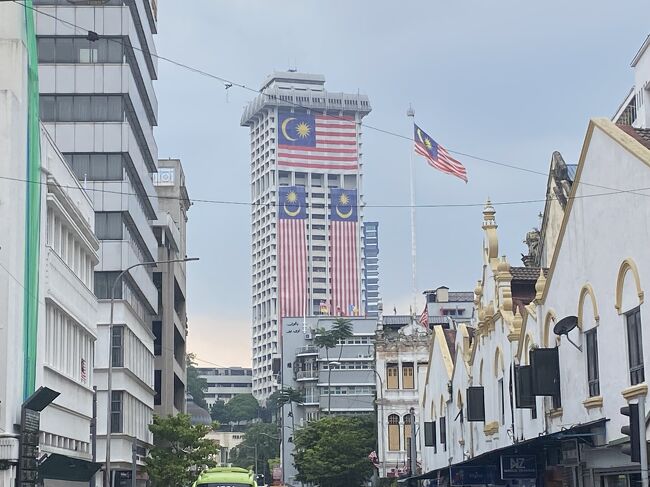クアラルンプールを１人で訪問滞在するのは初めてです。訪問3日間を3回に分けて投稿します。<br />市中の様子、ホテルの様子などになります。<br />まず、<br />Day1(9/16)：空港～KLIAエキスプレス～ホテル～LRT・市中歩き<br />です。<br />※表紙の写真は、マレーシア国旗で飾られていた高いビルがあったので載せました。<br /><br />《宿泊》<br />★09/16　ヒルトン クアラルンプール<br />・09/17　ダブルツリーByヒルトン クアラルンプール<br />