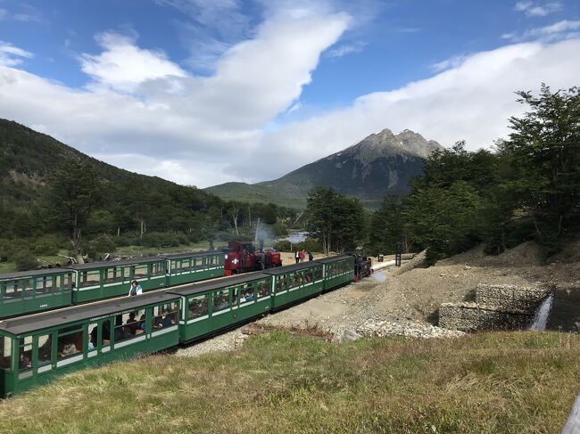 昨日のビーグル水道クルーズは、旅行会社の手配トラブルもありましたが、事なきを得ました。<br />今日も予めツアーを予約していましたが、トラブルなくスケジュールを過ごせました。<br /><br />最初は観光列車・世界の果て号に乗車し、川、草原、湖に動物と多彩な顔を持つウシュアイアの景色を楽しみます。<br />ツアーは昼過ぎに終わりましたが、パブで地元のビールを飲むのもウシュアイアの楽しみの一つですね。<br /><br />ディナーはカニやラム肉をリピート！私たちは行きませんでしたが、海に近い通りにはカニ料理専門店も幾つかあり、お肉に飽きた時には「カニ三昧」も楽しめます。