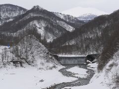 雪の月山のふもとへのドライブ