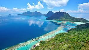 コタキナバルは、その美しい自然と豊かな文化で知られるマレーシアの一部でボルネオ島にあるリゾート地です。リゾート地といっても物価は安く、日本からも直行便が出ており、標高4,000メートルある東南アジア最高峰の神秘的なキナバル山や透明度の高い海で広がる珊瑚礁があり、熱帯の楽園です。個人的にはバリ島をも超える観光地ではないかと思います。今回私は1人でコタキナバルを訪れたのですが、ツアーに参加しようと思っても大手のツアーはどれも高く、また1人での参加が不可能でした。そんな中で色々探していると、Instagramでツアーコンダクターをしている方を見つけ、参加してみました！コタキナバルで現地ツアーコンダクターをしているAMINさんと知り合い、とても貴重な体験をさせていただきました。AMINさんにとてもお世話になったので、そのツアーを紹介させていただきます！(許可とっています)<br />AMINさんは日本に何度も訪れた経験があり、日本語も少し話せます。彼のツアーは日本人向けに特化しており、アイランドホッピングやキナバル山などのツアーを毎日行っています。日本人の好みや文化を理解しているので、より満足度の高い体験が期待できます。<br />また、AMINさんのツアーはInstagramやLINEから直接予約することができます。(最後に連絡先を載せます)中間マージンが発生しないため大手ツアー会社より格安で参加でき、また日程の調整もつけやすいです。さらに、AMINさんは地域の情報に詳しく、Instagramのストーリーから観光地の混雑具合や季節のイベントなど、最新の情報を提供してくれます。<br /><br />名前 : Muhammad Amin Bin Abdul Patta(アーミンさん)<br />電話番号 : +601133710246<br />LINE ID : amintraveller94<br />Instagram: amin_abdpatta<br />Email : Aminpatta94@gmail.com<br />※毎日全てのツアーを開催している訳ではないので、アーミンさんに連絡する際にはコタキナバルに滞在する間参加できる日にちをいくつか伝えると、その日はどのツアーを行う予定か教えてくれます！また希望のツアーがある場合はアーミンさんの友達が行っているツアーにも取り合ってくれるので気軽に連絡してくださいとのことです。<br /><br />またアーミンさんのInstagramに飛ぶとより詳しいツアー情報や写真、動画が見れます！