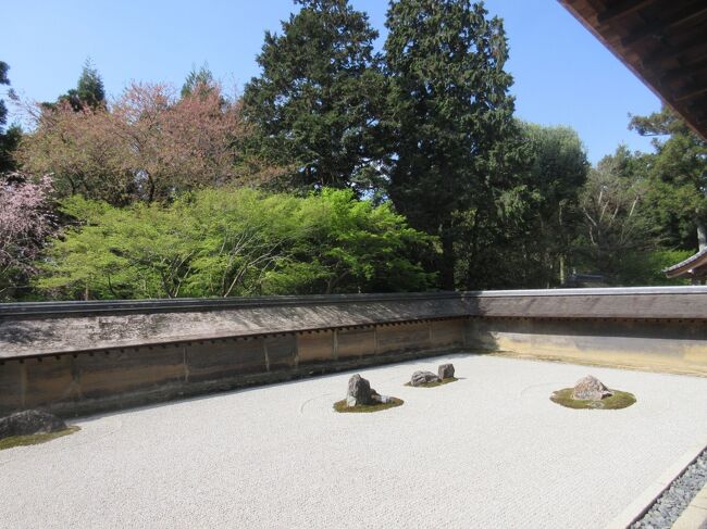 龍安寺は方丈南側の枯山水庭園石庭が有名である。<br />鏡容池やその周りの樹木もとても気持ちのよい。<br />