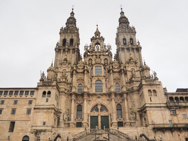 ポルトガル旅行の途中で、ちょっぴりスペイン。<br />エルサレム、バチカンと並ぶキリスト教三大巡礼地の１つ<br />サンティアゴ・デ・コンポステーラに立ち寄りました。<br />あいにくの霧の中でしたが、壮大な大聖堂などを見ることができました。