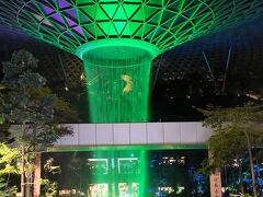 常夏のシンガポール訪問1日目：出国～香港国際空港～チャンギ国際空港・JEWELとRain Vortex（人工滝）～宿泊ホテルへ