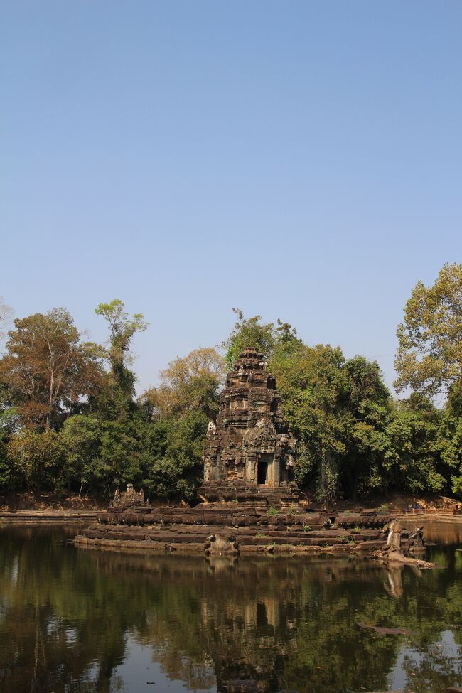 カンボジア旅行三日目の2月10日　午前中に向かったのはややマイナーな「ニャック・ポアン」<br /><br />小さな遺跡ですが、敷地全体も、遺跡そのものも、水に浮かぶ独特な雰囲気が。