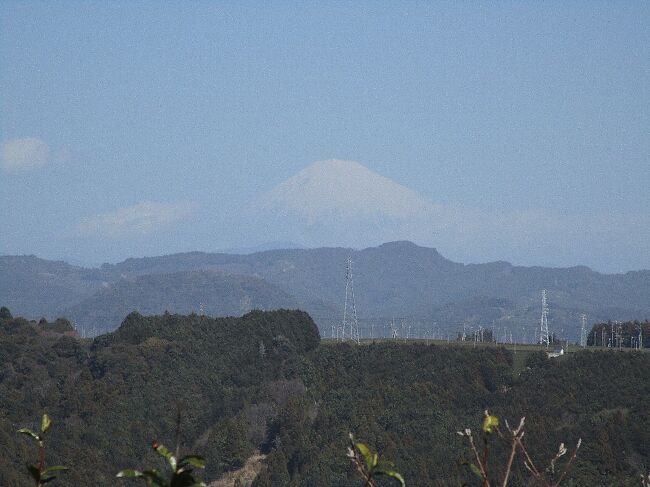 久しぶりに古（いにしえ）の街道を歩く。東海道の難所とされた峠越えは初めてになる。<br />中山道に比べると、峠を越える山歩きとしては魅力に欠けるのではないか、との思い込みがあったが、今回歩いたコースに関しては往時の面影をよく残しており、加えて車の往来がほとんどなく、ローカル色の味わえる静かな山歩きができた。<br />そこに山があったから、火剣（ひつるぎ）山にも登ってみた。<br /><br />