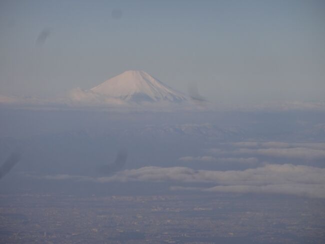 コロナの発生で、<br />2020年３月の北海道をキャンセルしてから４年ぶりですよ～～<br /><br />今年も行って来ました、<br />北海道ＳＫＩ ＆ グルメの旅！！<br /><br /><br />久しぶりで、受託荷物の制限とかすっかり忘れ、スキーとかスノボーの板ってどうやって持って行ったんだっけ！？な感じで・・・<br /><br />今回は、AIR DO。<br />受託荷物1人20kgまで数の制限なし、<br />機内持ち込みは10kgまででした。<br /><br /><br />