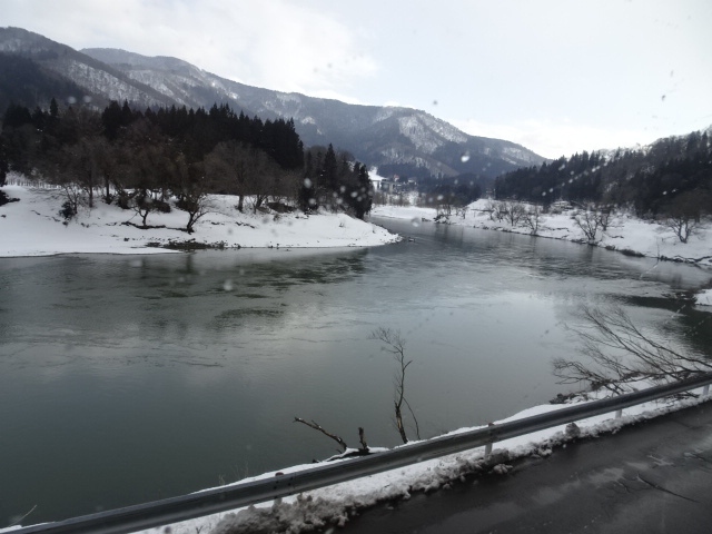 新潟から越後線・飯山線・大糸線などを旅します。表紙写真は信濃川（千曲川）。