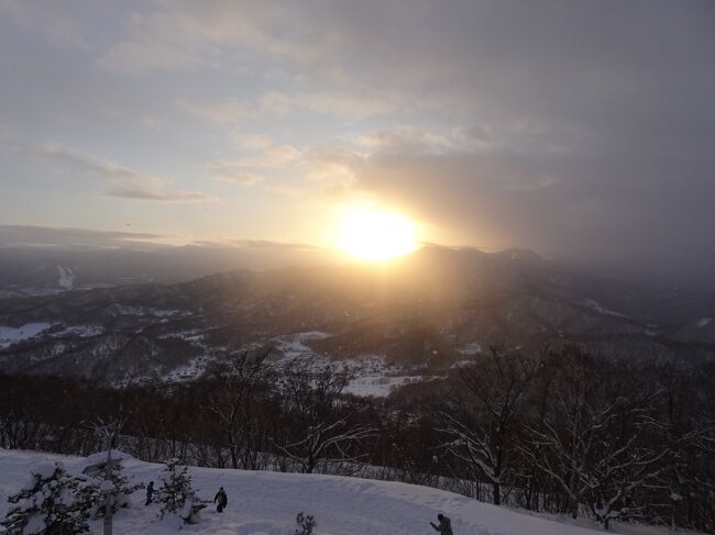 この日の朝は朝から大雪。<br />元々この日は私は朝１０時から１３時までリモート会議。<br />家内は一人で街歩き。<br />私が仕事を終えてから、ランチの時にどこかで落ち合う予定でした。<br />それもどこかのスープカレーのお店に並んでもらって。。。<br />スープカレーの遅いランチ、美味しかった～<br />その後は雪が止んだので、藻岩山へ。<br /><br />ロープウェイとミニケーブルカーを乗り継いで頂上駅へ。<br />素敵な夕陽を見ることができました。<br />昼過ぎまで吹雪だったなんて嘘みたい。<br /><br />その後私はホテルの部屋に戻ってリモート会議。<br />家内はデパ地下でワインと夕飯買ってホテルに戻ってきてくれました。<br />この日は部屋呑みのシニア夫婦でした。。