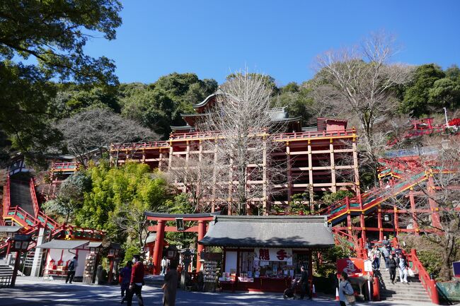 九州縦断の旅4日目。<br />鹿児島から始まった旅も今日が最終日。<br /><br />帰りのフライトを考慮して、途中立ち寄りできる場所は1箇所。<br /><br />思い浮かんだのは、糸島や吉野ケ里遺跡、太宰府天満宮だったんだけど、<br />どうせ行くなら、二度と来ないであろう祐徳稲荷神社を選びました。<br /><br />2/14 1日目：霧島神宮～鵜戸神宮～青島神社<br />https://4travel.jp/travelogue/11888561<br />2/15 2日目：高千穂峡～阿蘇～熊本城<br />https://4travel.jp/travelogue/11888776<br />2/16 3日目：熊本市～雲仙地獄～長崎<br />https://4travel.jp/travelogue/11889030<br />2/17 4日目：長崎市～祐徳稲荷神社～福岡<br />https://4travel.jp/travelogue/11889690