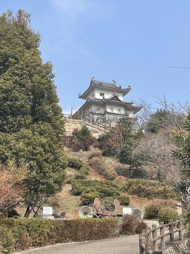 旅の行き先は100名城(続100名城含む)がある場所から選んで、そこから周辺の観光を旅程に組み込んでいます。<br />お城めぐりを中心に美味しいご飯とお酒の旅☆目指せ100名城制覇。<br /><br />今回旅は、広島県の尾道と愛媛県の道後温泉の旅。<br /><br />お城めぐりは「因島水軍城」と「湯築城」。<br /><br />続100名城に選ばれている「能島城」にも行きたかったのですが、リサーチ不足から上陸ツアーの予約が出来なくて今回は断念。能島城はまたのお楽しみということで!<br /><br />今回は旅のメインの道後温泉の他にもう一箇所、<br />「奥尾道」ある昔ながらの温泉があるとの情報をゲットしたので行ってみることに。<br /><br />あまり聞いたこのない奥尾道という響き。<br />秘湯とか秘境に心惹かれる今日この頃。<br />温泉2ヶ所、お城めぐり2ヶ所の旅の前編です。<br /><br />まずは、奥尾道の秘湯「はらだ温泉」からのスタート!!<br />