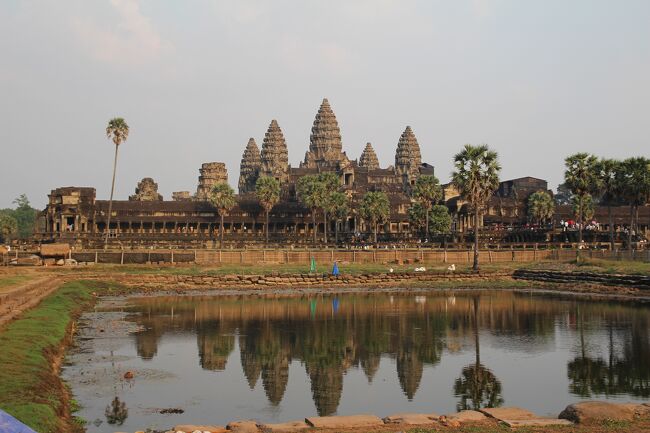 カンボジア旅行三日目の2月10日　午前中の「ニャック・ポアン」に続いて、午後はご存じ「アンコール・ワット」<br /><br />ただし、祠堂群の中に入ると「アンコール・ワット」の優美な姿が見えなくなるので、周辺部だけで非公開プライベート活動。