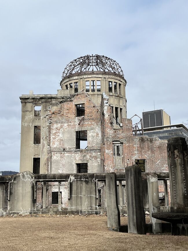 ずっと行きたいと思っていた広島・原爆ドーム。車で横を通ったことはありましたが、きちんと見学したことがなくて日本人として、ぜひ見ておきたかったところでした。友人は《毎年のように来てるよ》というのでガイド役をかってくれました。厳島神社は天気が良い日に行きたかったのですが、雨になってしまい残念でした。呉の大和ミュージアムにも足を延ばす事が出来た1泊2日。今回のコメントは時々毒をはいておりますが、ご容赦下さいね。