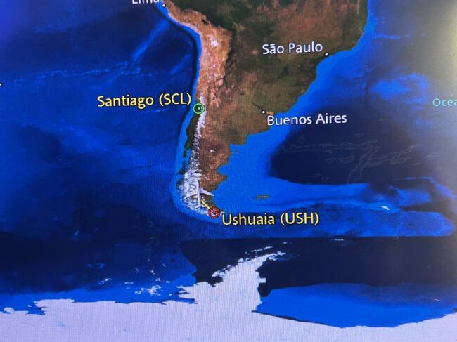 いよいよ、ウシュアイアからポナンのチャーター便でサンティアゴに向かう。<br />帰りは窓側の席に座れた。素晴らしいアンデスの山々を見れて満足！！！<br />もう、南極は勿論、南米、ウシュアイアも来る事は無いかも。<br /><br />チリのサンティアゴで1泊して、翌日のBA250便でLondonに向かう。<br />BA250便はその時点で、月曜、水曜、木曜、土曜の週４回のフライトで<br />所要時間が14時間15分の予定です。<br />サンティアゴから南米大陸を斜めに縦断して、ブラジル辺りから大西洋に<br />出てイギリスに向かいます。<br />サンティアゴやブエノスアイレスもヨーロッパ便は1日1便とかが多いので、<br />最初はマイアミに戻ってマイアミからLondonに向かおうと思っていたら、<br />BAの運行便が翌日に有ったので早めに予約して置いた。<br /><br />今回、サンティアゴの空港の、ラタム航空のラウンジが、<br />リニュアるされて、かなり綺麗になっていました。<br />ターミナル2のラウンジは南米最大のスペースになったようです。<br />何時ものようにこの空港は出入国&amp;荷物検査でかなりの時間が掛かり、<br />ラウンジには、長くは滞在出来ませんでしたが素敵なラウンジでした。<br />ラウンジには荷物用ロッカー、仮眠用スペース、子供向けエリア、シャワー、<br />アイロン掛けも出来るとか？入り口からゴージャスでした。<br /><br />☆今回のスケジュール<br />　27.Nov.2023(Mon)<br />　JL006<br />   　HND/ Tokyo ・JAPAN (11:05)    →   JFK/ NewYork・USA (09:50)<br /> 　AA2603<br />    　JFK/ New York・USA    (17:29)  →    MIA / Florida・USA (20:40)<br />    AA957<br />     　MIA / Florida・USA    (22:35)   →  SCL / Santiago・CHILE (08:50)    <br />                                                                      ＊28.Nov,2023<br />　 28.Nov.2023(The)<br />　　  Hotel : The Ritz-Carlton, Santiago<br />             Calle El Alcalde No,15,Las Condes,Santiago,7550655 CHILE<br />　 29.Nov.2023(Wed)<br />　　 LATAM:Charter Fright<br />         SCL / Santiago・CHILE (09:30)  →  USH / Ushuaia・ARGENTINA 　　　　　　　　　　　　　　　　　　　　　　　　　　　　　　(12:30)<br />　 29.Nov.2023(Wed)～13.Dec.2023(Wed)<br />　　  In The Wake Of Jean-Baptiste Charcot (Antarctic Cruise)<br />           ☆  PONANT ・ LE COMMANDANT CHARCOT☆<br />   <br />    <br />  13.Dec.2023 (Wed)    <br />　　LATAM:Charter Fright<br />  　 USH / Ushuaia・ARGENTINA (14:30)  →  SCL / Santiago・CHILE<br />　　　　　　　　　　　　　　　　　　　　　　　　　　　　　( 18:00)<br />   　Hotel :  Holiday Inn Santiago - Airport Terminal<br />      　  Armando Cortinez Norte,2150,Santiago,9031027,CHILE<br /><br />   14.Dec.2023(Thu)<br />　　 BA250<br />         SCL /  Santiago・CHILE(13:00)  →  LHR / London・United King　　　　　　　　　　　　　　　　　　　　　　　　　　　　　dom(06:15) <br />　　　　　　　　　　　　　　　　　　　　　　　　　　　　　　＊15.Dec.<br />　 15.Dec.2023(Fri)　　<br />　　 BA308<br />           LHR /London・United Kingdom (12:20)  →   CDG / Paris・FRA　　　　　　　　　　　　　　　　　　　　　　　　　　　　NCE  (14:40)<br /><br />   15.Dec.023(Fri)～18,Dec,2023(Man)  3Nights　PARIS<br /><br />    18.Dec.2023 (Man)<br />            JL46<br />             CDG / Paris・FRANCE     (17:15)   →   HND / Tokyo・JAPAN <br />                                                                                          (14:45)<br />                                                                                          ＊19.Dec.<br />