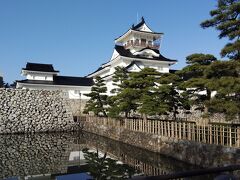 端正な姿の富山城