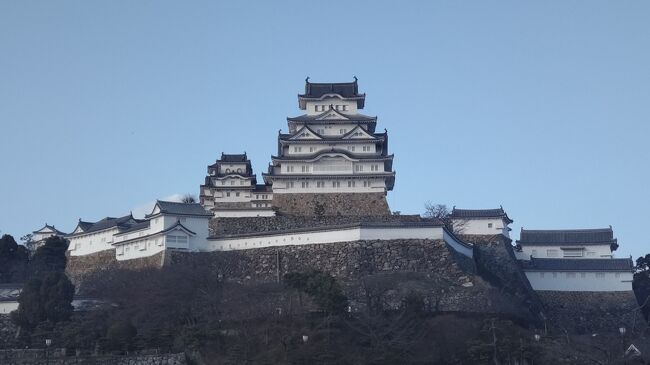 久しぶりの青春18きっぷの旅です。<br />まずは出発から米原ランチからの姫路です。<br /><br />1日目<br />東京→米原(ランチ)→姫路(泊)<br />10890円<br /><br />2日目<br />姫路→米子(パン購入)→松江(泊)<br />5020円<br /><br />3日目<br />松江→米子→岡山(ランチ)→豊橋(泊)<br />10300円<br /><br />4日目<br />豊橋→東京<br />5170円<br /><br /><br />3泊4日旅行代金合計 22800円<br /><br />交通費小計 9640円<br />青春18きっぷ4回分 9640円<br /><br />宿泊費小計 8420円<br />1泊目 Tabistカプセル姫路駅前 素泊 3420円ー2000クーポン=1420円<br />2泊目 松江シティホテル 朝食 7500円ー3000クーポン=4500円<br />3泊目 豊橋ビジネスホテル 朝食 4200円ー1700ポイント=2500円<br /><br />飲食費小計 4740円