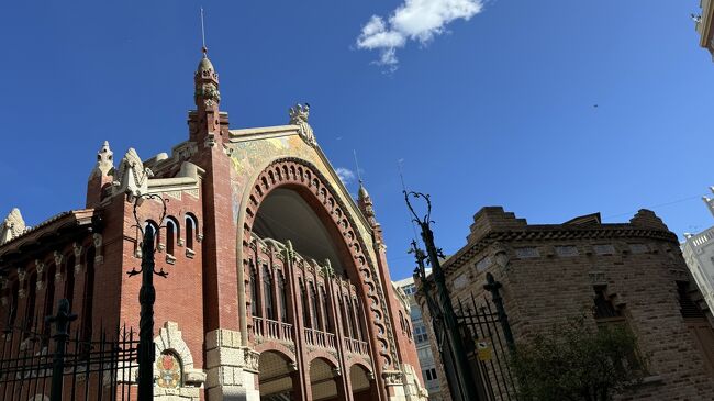 2月にイタリア人夫の誕生日旅でバレンシアへ。<br />のハズが20時間以内に飛行機キャンセルしたので<br />1ヶ月の3月にリベンジ、バレンシア。<br /><br />2日目＆3日目です<br /><br />バレンシアといえば<br />スペイン3番目の都市、<br />パエリアの発祥の地、<br />そしてバレンシアオレンジですね。<br /><br />旅行期間はバレンシアのカーニバルだったようで、どこでも子供達が爆竹を鳴らしていて、その度にビクっ！！となりました。<br />