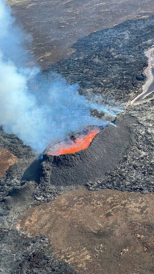 今日は今回の旅のハイライトの一つ、噴火している火山を見学するヘリツアーがあります。<br />旅行出発1週間ほど前にレイキャビクから車で40分ほどの場所で火山が噴火したとのニュースがありました。現地発のゴールデンサークルツアーを申し込んでいたGuide to Icelandという旅行会社から早速メールがあり、噴火は人の住んでいない場所で起きていること、観光には何ら影響がないという情報とともに、ヘリコプターから噴火している火山を見学してアイスランドの火山を体感しよう！というツアーの案内が来ました。これは一生に一度のチャンスだと思い、すぐに申し込みをしました。<br />午前にNorthern Light Innをチェックアウト後、周囲を少し散策してブルーラグーンを目に焼き付け、予約していたバスに乗りレイキャビクへ。市内には大型バスが入れないということで、市街地に入る前に小さなバスに分乗し行き先をドライバーさんに告げるとホテル前で降ろしてくれました。2泊予定のExeter Hotelにチェックイン。<br />17：00からヘリツアー。市内にある空港までは少し距離があるそうなので、ホテルにタクシーを手配してもらいました。<br />ヘリツアー後は空港から徒歩で市内の人気レストランMessinnまで行き夕食。<br /><br />＊＊＊＊＊＊＊<br />旅程（★いまここという印）<br />　7/16　JL047　JAL（羽田 22:50 → ヘルシンキ 06:35 + 1)13時間45分<br />　7/17　AY991  FINNAIR (ヘルシンキ 07:45 → レイキャビク 08:25)3時間50分<br />　　　ブルーラグーン<br />★7/18　レイキャビク　ヘリでの火山見学<br />　7/19　レイキャビク　釣り<br />　7/20　2泊3日のゴールデン・サークル、サウスコーストのツアーに参加<br />　7/21　同上<br />　7/22　同上<br />　7/23　レイキャビクでゆっくり<br />　7/24　スナイフェルスネス半島日帰り<br />　7/25　レンタカーでゴールデンサークルの一部とレイキャネス半島ドライブ<br />　7/26　FI546 Icelandair (レイキャビク 10:30 → パリ 15:55)3時間25分<br />　　    JL046 JAL (パリ 19:00 → 15:45+1)13時間45分<br />　7/26　15:45 羽田着