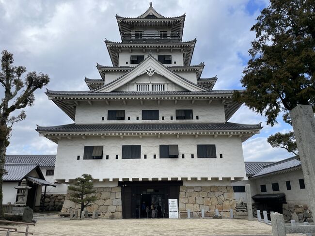 2024年03月　愛媛城巡り旅行<br /><br />03月11日　AM8:05中部国際空港発松山空港行きANA1821で松山へ<br />　　　　　 レンタカー（タイムズ）で宇和島へ<br />　　　　　 まず九島に行ってから市内に戻ってランチ<br />　　　　　 その後ホテルで自転車レンタルして市内散策<br />　　　　　 夕刻チェックイン<br />　　　　　 少し休憩後近くの料理屋で夕食　1日目終了<br /><br />03月12日　ホテルの部屋で昨日買ったおにぎりとサンドの簡易朝食<br />　　　　　 チェックアウト後大洲に向かう<br />　　　　　 大洲まちの駅あさもやに車を置き街歩き開始<br />　　　　　 昼大洲を出て今治へ<br />　　　　　 14時頃今治到着し観光<br />　　　　　 観光後空港へ<br />　　　　　 17時空港到着<br />　　　　　 20:10松山空港発中部国際空港行き　ANA1828で終了<br /><br />この旅行記は２日目午後　今治城