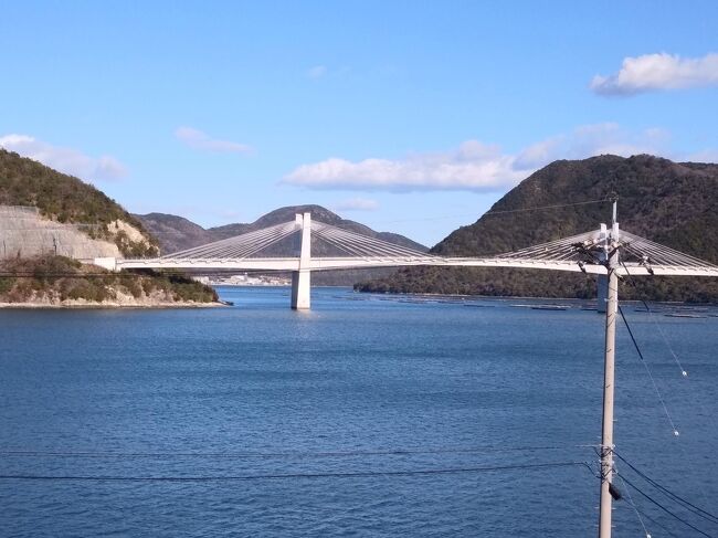 　岡山県の東南、瀬戸内海に面した備前市日生は日本のエーゲ海などと言われ、たくさんの島と、美しい海の広がる所で、牡蠣養殖でも有名です。<br />　２月には牡蠣祭りのイベントも行われますが、私はこの牡蠣祭りのイベントをはずして、日生に出かけました。要介護で、２本杖でやっと歩いている夫を伴って、命の洗濯旅をして来ようと思ったので、わざと人出の多い時を避けたのです。<br />　夫は旅が好きでしたが、コロナ禍の中で脳卒中で倒れ、その後、脊柱管狭窄症の手術もし、１人では何もできなくなってしまいました。そんな夫と共に車で、昨年は信州に２回、九州に１回、ドライブ旅をしました。が、この時は何もかも私がしなければならない悲しさ、ほとんど写真を撮る時間も、気分的余裕がありませんでした。<br />　今回は２日だけのゆっくりゆったり旅なので、少しだけ写真を撮る余裕がありました。そこで、旅行記にまとめてみました。<br />　ブルーハイウェイを走り、片上湾大橋を渡って備前インターで降り、海の駅に立ち寄った後、日生に入りました。<br />　泊まったのは活魚料理・旅館「つり幸」です。備前日生大橋が見えるオーシャンビューの貸切風呂は最高でした。<br />　翌日は備前日生大橋を渡って、鹿居島、その先の頭島までドライブ。この後は日生まで帰り、五味の市、海の駅しおじで買い物。夕立受山にも立ち寄り、同じコースで帰って来ました。<br />　夫にとってとてもいい気分転換になったようです。私も一時日常を忘れることが出来ました。<br />　