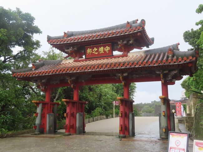 この旅行は、<br />4月14日(日)16時00分キックオフ<br />J3リーグ:第10節 FC琉球vsAC長野パルセイロ<br />を観戦する目的で沖縄県へ行きました。<br /><br />往復の移動は、ANAマイルの<br />新型コロナウィルスの特別対応で有効期限が<br />延長になっていたマイルが3月で切れてしまうので<br />それを利用しての羽田⇔沖縄を往復します。<br />加えて、この時期は、L(ローシーズン)なので、<br />通常よりも少ないマイルで、沖縄へ行くことが<br />出来るのも行った理由の1つです。<br /><br />日数に関しては、せっかく沖縄まで行ったので<br />サッカー観戦だけではなく、2泊して観光もしました。<br />加えて、最近収集し始めたマンホールカードも<br />貰える場所へ合間に巡ります。<br /><br />観光に関しては、レンタカーを借りないので、<br />那覇バスの定期観光を利用して、巡って行きます。<br /><br />宿泊に関しては、2泊のうち、1泊を北谷町にある<br />ザ・ビーチタワー沖縄に宿泊しました。<br /><br />写真に関しては、旅行記を編集していると、<br />自分の中では、細かく撮れていないかなと感じています。<br />物足りなさを感じるかもしれませんが、ご覧下さい。<br /><br />