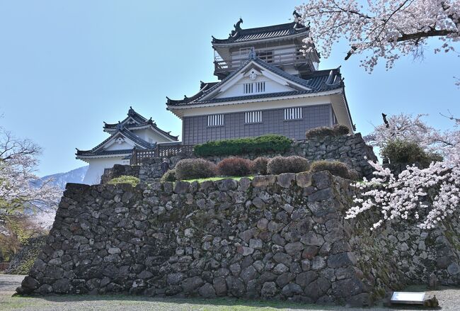 2022年の春の週末、桜が見頃の福井県と滋賀県を、１泊２日の弾丸で巡る旅へ。<br />旅の２日目の午後、曹洞宗大本山「永平寺」の参拝を終えたのち、さらに内陸方向へと車を走らせ、大野市の「越前大野城」へとやってきました。<br /><br />「越前大野城」は標高249メートルの「亀山」に築かれた平山城で、山頂の「本丸跡」に再建された天守が建っており、また、山全体が史跡公園として整備されていて、約300本のソメイヨシノが咲き誇る桜の名所でもあります。<br />山麓の登り口から遊歩道を歩いていき、途中、日頃の運動不足を痛感しながらも、約20分かけて山頂の「本丸跡」まで登っていくと、荒々しく積み上げられた「野面積み」の石垣と天守からの360度の眺望を、桜のコラボと合わせて楽しむことができました♪<br /><br />またいつの日にか、「天空の城」と称される雲海に包まれたお城の景色も見てみたいなぁと（ハードルはかなり高そうですが）。<br /><br /><br />〔2022福井＆滋賀へ弾丸さくら名所巡りの旅（2022年４月）〕<br />●１日目①：長浜城跡／豊公園（日本さくら名所100選）<br />　https://4travel.jp/travelogue/11883015<br />●１日目②：福井城跡（続日本100名城）／養浩館庭園（名勝庭園）<br />　https://4travel.jp/travelogue/11883807<br />●１日目③：足羽川桜並木（日本さくら名所100選）／足羽神社<br />　https://4travel.jp/travelogue/11886006<br />●２日目①：丸岡城（日本100名城）、霞ヶ城公園（日本さくら名所100選）／永平寺<br />　https://4travel.jp/travelogue/11887653<br />●２日目②：越前大野城（続日本100名城）【この旅行記】<br />●２日目③：一乗谷朝倉氏遺跡（日本100名城）<br />　https://4travel.jp/travelogue/11892348<br /><br />〔続日本100名城登城記（北陸・近畿エリア）〕<br />●高田城（越後国）：https://4travel.jp/travelogue/11754564<br />●富山城（越中国）：https://4travel.jp/travelogue/11511007<br />●佐柿国吉城（若狭国）：https://4travel.jp/travelogue/11839491<br />●大和郡山城（大和国）：https://4travel.jp/travelogue/11613989<br />●福知山城（丹波国）：https://4travel.jp/travelogue/11757484<br />●出石城（但馬国）：https://4travel.jp/travelogue/11774247
