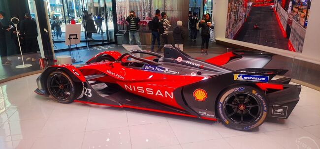 2024年3月30日、日本初となる電気自動車公道レース世界選手権『ABB FIAフォーミュラE世界選手権』（フォーミュラE）が東京都江東区有明東京ビッグサイト周辺の一般道で開催されます。<br /><br />F1（フォーミュラ1）はガソリンエンジン搭載で最高速度380km程度に対して、フォーミュラEはバッテリーモーターを動かすBEV（バッテリー式電気自動車）を搭載して最高速度280～320km/hとF1には及ばない性能を有しています。<br /><br />フォーミュラーE<br />https://www.fiaformulae.com/ja/calendar/2023-24/r5-tokyo?tab=event-info&amp;area=whats-on<br /><br />そのレースに参戦するNISSANが銀座の『NISSAN CROSSING』にフォーミュラーEマシンを展示するとのことで足を運んでみました。<br /><br />開催期間：2024年2月23日(金)～4月24日(水)<br />開催場所：NISSAN CROSSING<br />住所：〒104-0061 東京都中央区銀座5丁目8-1<br />入場無料<br /><br />https://www.nissan-global.com/JP/STORIES/RELEASES/start-your-formula-e-journey/<br />https://www2.nissan.co.jp/SP/FORMULA-E/2024<br />https://www.youtube.com/watch?v=0N_9KihKs-s