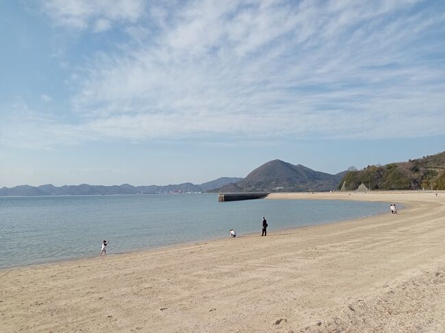 旅行後1年経ってからの旅行記です。あの3.11の1ヶ月前に旅行した広島県を12年ぶりに訪れました。季節は既に東京、そしてこの広島でも桜が開花している3月の半ば過ぎです。最大の目的地はしまなみ海道の島々を自転車で廻ることと、初めて搭乗する呉線沿いの竹原の街並みを歩くことです。その他、12年前に訪れましたが雨天だった鞆の浦や90年代以来超久しぶりに訪れる錦帯橋にも行きました。<br />4日間の旅行中、2日目、3日目のしまなみ海道や呉線沿線沿いを訪れた日は絶好の晴天日でした。晴天の下、しまなみ海道の愛媛県の入口までの各島々のサイクリングは最高でした。海も島もとてつもなくきれいな光景には感嘆します。また呉線沿いの瀬戸内海の美しさも絶品。竹原の街並みはまさに江戸時代にタイムスリップしたような景観に超感動です。その他、福山城、鞆の浦、錦帯橋なども素晴らしい景観、春の山陽道を満喫しました。<br /><br />-----------------------------------------------------------------------------<br />スケジュール<br /><br />　3月18日　新横浜駅－（JR東海道山陽新幹線）岡山駅－福山駅　<br />　　　　　　福山城観光－（路線バス）鞆の浦　鞆の浦観光－福山城観光<br />　　　　　　[福山泊]　<br />★3月19日　福山駅－（JR山陽本線）尾道駅－（レンタサイクル）<br />　　　　　　向島観光－因島観光－生口島観光－大三島島－（路線バス）<br />　　　　　　尾道駅　［尾道泊］<br />　3月20日　尾道観光　尾道駅－（JR山陽本線）三原駅－（JR呉線）<br />                 竹原駅  竹原観光－（JR呉線）呉駅　呉観光－（JR呉線）<br />                 広島駅　原爆ドーム観光　[広島泊]　<br />　3月21日 　広島駅－（JR山陽本線）岩国駅－（路線バス）錦帯橋　<br />　　　　　　錦帯橋観光－岩国駅－（JR山陽本線）新白鳥駅　広島城観光<br />                 －広島駅－（JR東海道山陽新幹線）－新横浜駅