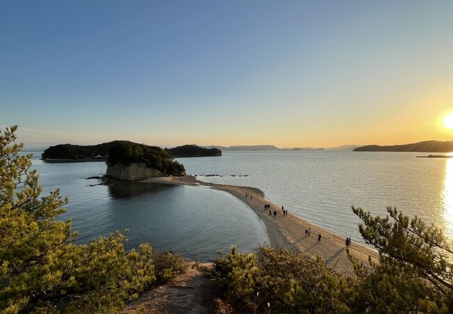 冬は南へ夏は北へ旅行することが多いです。<br />2024年の冬、初めて香川県に行ってきました。<br />高松市内、小豆島、金刀毘羅宮を巡る2泊3日ひとり旅。<br /><br />まずは高松市内に入り、小豆島へ移動後エンジェルロードを散策。<br />ふだんの弾丸1泊2日旅行と違い、初日はゆったり過ごしました。<br /><br />