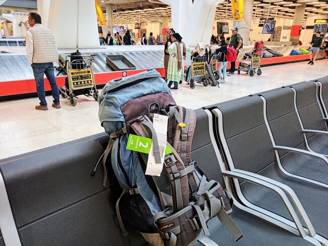 スペインの空港に着いてまずやることは荷物の詰め替えです。<br />長いポールを無理矢理収める作業が毎回めんどい。<br />アルメリアへはほぼ予定どおりの午後9時41分に到着。<br />明るいなら宿まで歩くけど真っ暗なので珍しくタクシーを使いました。<br />なんと4.80ユーロ。<br />スペインってタクシーが安いんだな。<br />円安でなければもっと有り難いですが。<br />