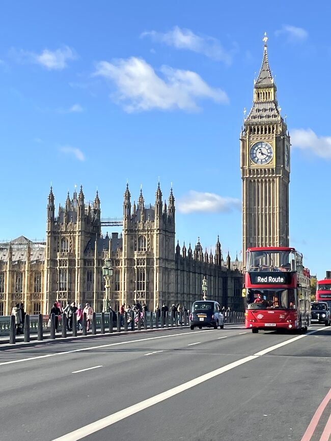 ３年ぶりの海外旅行に…<br />迷って旅先はイギリス・ロンドンへ行ってきました(*^^*)<br /><br />今回は２週間と長いので、ポイント毎にまとめてみようと思います。<br /><br />四つ目は観光編<br />有名な観光地を周りした。<br />外から見たり通ったりして記念写真を撮った所と、拝観してじっくり見て回った所と…<br /><br />＊Big Ben(ビッグベン)<br />＊London Eye(ロンドンアイ)<br />＊Westminster Abbey(ウエストミンスター寺院)入館<br />＊Buckingham Palace(バッキンガム宮殿)<br />＊Tower Bridge(タワーブリッジ)<br />＊Tower of LONDON(ロンドン塔)<br />＊St Paul&#39;s Cathedral (セントポール大聖堂)入館<br /><br />～Big Ben(ビッグベン)～<br />ウエストミンスター宮殿の時計塔<br />改修工事が終わり約５年ぶりに11/13に復活したばかり<br />お天気にも恵まれて映えてる！ ピッカピカ(^｡^)<br />鐘の音も聞けました<br /><br />～London Eye(ロンドンアイ)～<br />テムズ川岸のヨーロッパ最大の観覧車<br /><br />～Westminster Abbey(ウエストミンスター寺院)～<br />先日エリザベス女王の国葬が行われたばかり<br />威厳ある佇まいの寺院を、音声ガイドを聞きながらゆっくり拝観<br />豪華絢爛な建物と見どころ沢山で素晴らしかった<br /><br />～Buckingham Palace(バッキンガム宮殿)～<br />イギリス王室の公式の宮殿、王または王女のロンドン公邸<br />王室ファミリーがバルコニーから手を振られる映像を目にするところ<br /><br />～Tower Bridge(タワーブリッジ)～<br />テムズ川にかかるはぬ橋で、現在でも大型船が通る時には開くそう<br />ゴシック風の塔が立派<br />歩いて渡りました… 橋の真ん中は揺れて怖かった<br /><br />～Tower of LONDON(ロンドン塔)～<br />対岸にはロンドン塔<br /><br />～LONDON BRIDGED～<br />有名な&quot;ロンドン橋&quot;はこちら<br />タワーブリッジのお隣<br /><br />～St Paul&#39;s Cathedral (セントポール大聖堂)～<br />世界最大級の教会<br />高い天井と豪華な装飾、モザイク画にステンドグラスが美しい<br />音声ガイドを聴きながらまわります<br />ちょうどパイプオルガンも聴けました<br />螺旋階段も頑張ってドームまで登りました！<br />ロンドンの街を見下ろす絶景が待ってます<br />地下のワゴンコーヒーで一息 