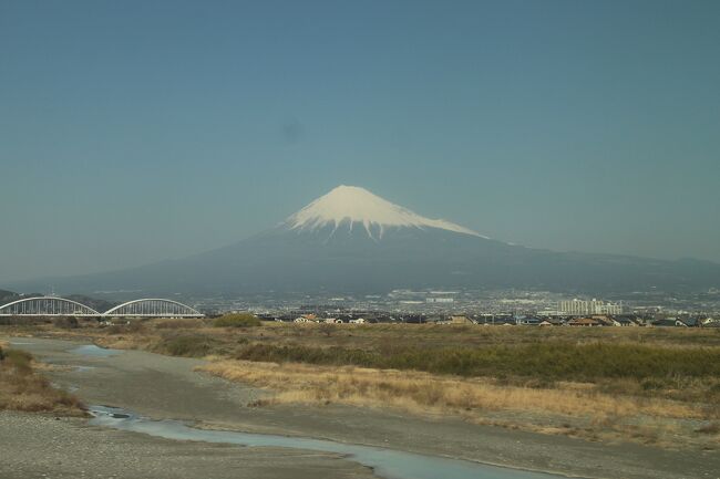大学で仲の良かった仲間たちが、久しぶりに集まろうということになり、3月16日新幹線で広島から上京しました。全国から集まった8人が大学構内や学生街を懐かしみながら巡り、夜は酒を酌み交わして昔話に花を咲かせ楽しい時を過ごしました。<br /><br />しかし、せっかく広島から東京に出てきて1泊だけでは物足らないので、大阪から出てきた友人と青春18きっぷを使って東海道本線をゆっくり帰ろうという話がまとまりました。二人でほぼ中間地点の豊橋に宿をとり一緒に2日かけて大阪まで帰る、私は友人宅に泊めてもらって翌日一人で広島に帰るという計画です。<br /><br />思い立ったところで観光をしながら旨いものを巡り、夜は夜で旨い酒を求めて彷徨うという、まるで学生に戻ったかのような鉄道旅を味わってきました。積もる話をいっぱいし、思い出深い旅となりました。18きっぷにありがちな一日中列車に乗り続ける修行僧のような鉄道旅ではなく、適度に観光しながら途中の食事に重きを置く旅です。<br /><br />なお、表紙写真は行きの富士川橋梁を通過する新幹線から見えた富士山ですが、あまりにきれいだったため帰りは富士見の旅とする計画です。<br /><br />
