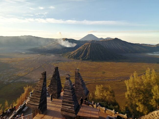 3年3ヶ月ぶりの海外旅行。選んだのはインドネシア。<br />ジョグジャカルタから入国し、ジャワ島を東へ進みバリ島へ。<br />せっかくなのでビザ延長し、約2ヶ月間の滞在です。<br /><br />今回の旅行記…<br />何も考えずにシーズンオフである雨期の1月に行ってしまいました。<br />ツアーではなく自力です。いろいろ困難はありますがそれがまた楽しい。そして時間に縛られず、好き勝手に行動できるのもいいです。特に雨季だと一発勝負の弾丸ツアーはリスクが高いと思います。なるべる余裕のある日程をおすすめします。<br />3泊しましたがやはり天気はいまいち。けどなんとか楽しめました。